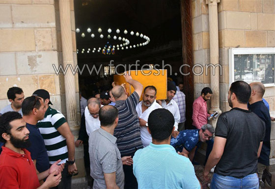 شيرين عبد الوهاب في شهر العسل تغيب عن جنازة والدها والنجوم يعزوها صورة رقم 4