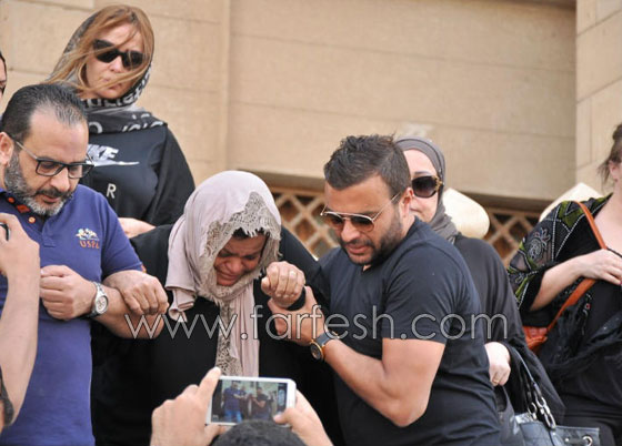 شيرين عبد الوهاب في شهر العسل تغيب عن جنازة والدها والنجوم يعزوها صورة رقم 6