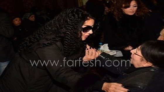  بالصور: شيرين عبد الوهاب تكسر هاتف صحفية صوّرت عزاء والدها صورة رقم 6