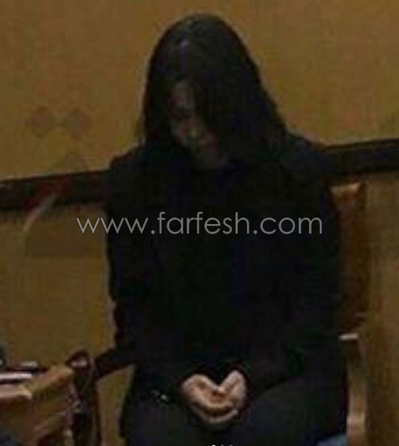  بالصور: شيرين عبد الوهاب تكسر هاتف صحفية صوّرت عزاء والدها صورة رقم 2