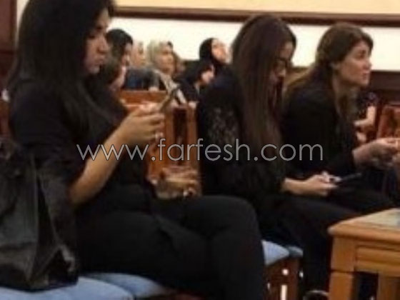  بالصور: شيرين عبد الوهاب تكسر هاتف صحفية صوّرت عزاء والدها صورة رقم 7