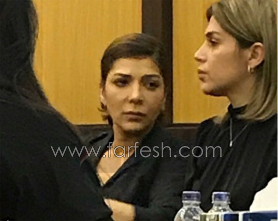  بالصور: شيرين عبد الوهاب تكسر هاتف صحفية صوّرت عزاء والدها صورة رقم 8
