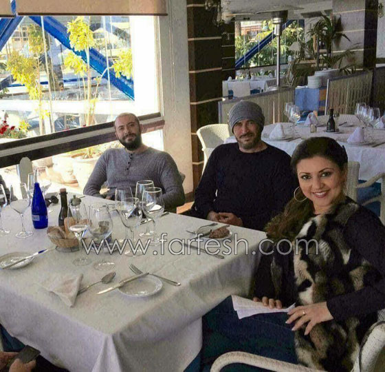 هل تم كشف سر  الحسناء التي ظهرت متشابكة الذراع مع كاظم الساهر؟ صورة رقم 7