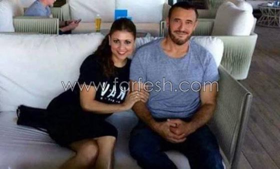 هل تم كشف سر  الحسناء التي ظهرت متشابكة الذراع مع كاظم الساهر؟ صورة رقم 5