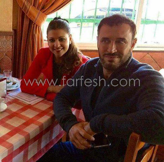 هل تم كشف سر  الحسناء التي ظهرت متشابكة الذراع مع كاظم الساهر؟ صورة رقم 9
