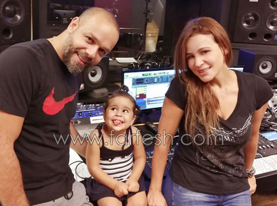 صور طريفة: فنانات عربيات مع بناتهن الصغار اللاتي يحاولن تقليدهن  صورة رقم 5