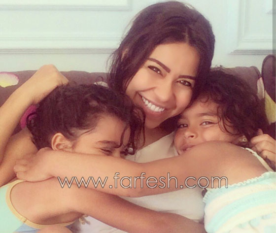 صور طريفة: فنانات عربيات مع بناتهن الصغار اللاتي يحاولن تقليدهن  صورة رقم 6