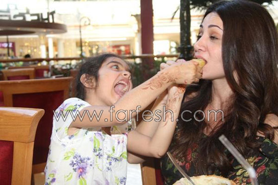 صور طريفة: فنانات عربيات مع بناتهن الصغار اللاتي يحاولن تقليدهن  صورة رقم 2