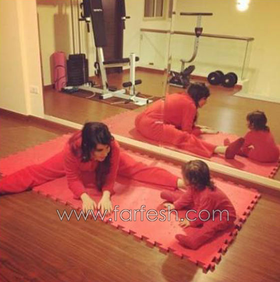 صور طريفة: فنانات عربيات مع بناتهن الصغار اللاتي يحاولن تقليدهن  صورة رقم 3