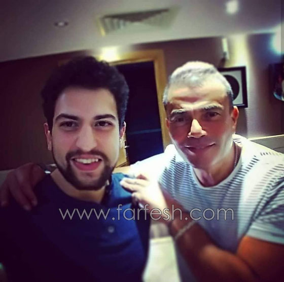  صورة عمرو دياب تثير الاستغراب.. الشيب يغطي شعره وحاجبيه! صورة رقم 1