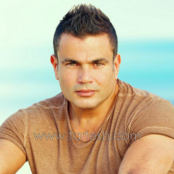  صورة عمرو دياب تثير الاستغراب.. الشيب يغطي شعره وحاجبيه! صورة رقم 7