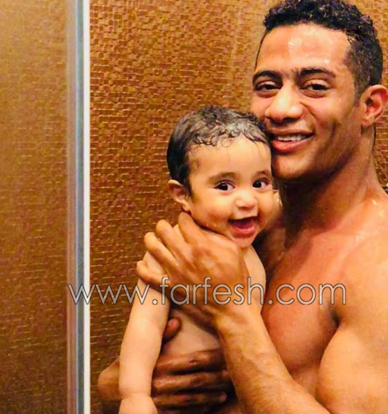 صورة محمد رمضان يستحم مع ابنته كنز ويقول: ربنا يحميها ويحمي اطفالكم صورة رقم 1