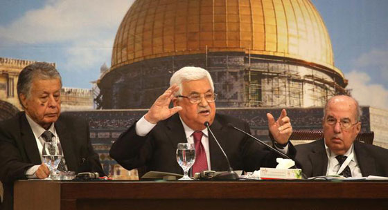 الرئيس الفلسطيني محمود عباس يحمل اليهود مسؤولية التسبب بالمحرقة النازية صورة رقم 1