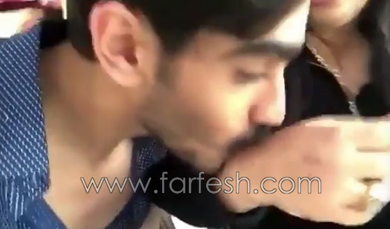 ذا فويس: حسن العطار يقبّل يد دموع تحسين وهي تقبّل خده والجمهور يعترض! صورة رقم 2