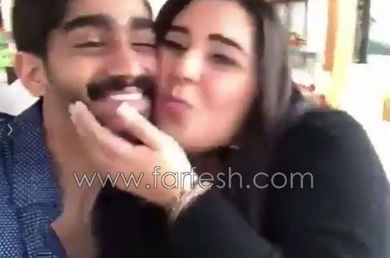 ذا فويس: حسن العطار يقبّل يد دموع تحسين وهي تقبّل خده والجمهور يعترض! صورة رقم 3