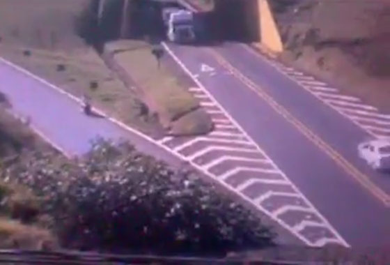 فيديو مروع.. لحظة اصطدام سائق دراجة نارية بعجلات شاحنة صورة رقم 1