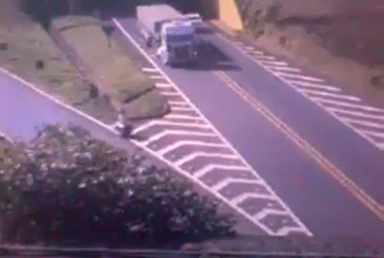 فيديو مروع.. لحظة اصطدام سائق دراجة نارية بعجلات شاحنة صورة رقم 2