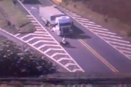 فيديو مروع.. لحظة اصطدام سائق دراجة نارية بعجلات شاحنة صورة رقم 3