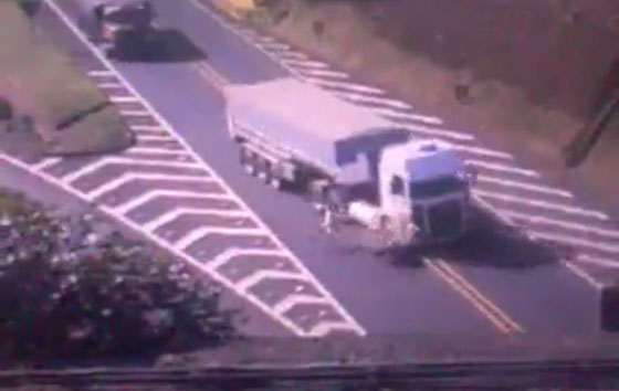 فيديو مروع.. لحظة اصطدام سائق دراجة نارية بعجلات شاحنة صورة رقم 4