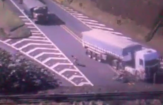 فيديو مروع.. لحظة اصطدام سائق دراجة نارية بعجلات شاحنة صورة رقم 5