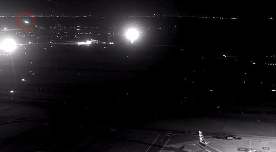  فيديو مرعب لكارثة جوية: طائرة تكاد تصطدم بـ4 طائرات ممتلئة بالركاب! صورة رقم 1