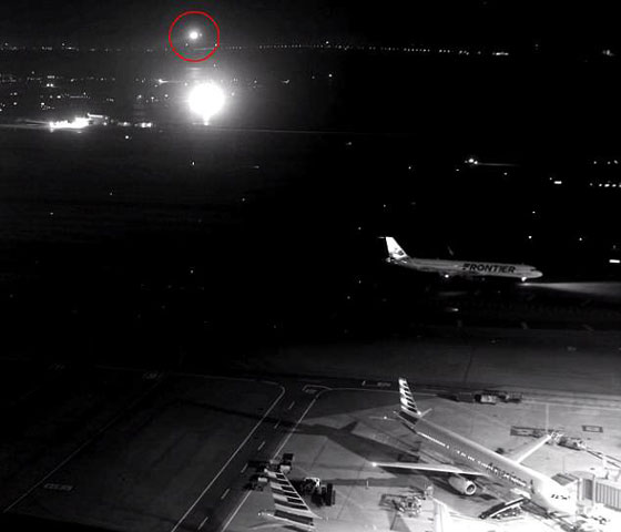  فيديو مرعب لكارثة جوية: طائرة تكاد تصطدم بـ4 طائرات ممتلئة بالركاب! صورة رقم 2