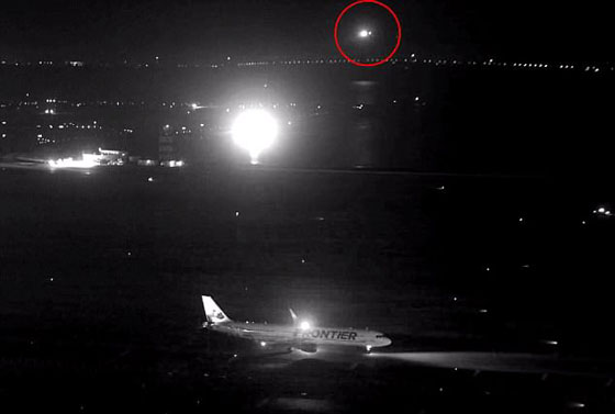  فيديو مرعب لكارثة جوية: طائرة تكاد تصطدم بـ4 طائرات ممتلئة بالركاب! صورة رقم 3