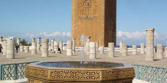  فيديو مختل عقليا يحاول قتل خطيب اشهر مسجد في الرباط وذبحه بسكين صورة رقم 2