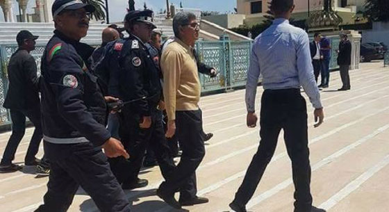  فيديو مختل عقليا يحاول قتل خطيب اشهر مسجد في الرباط وذبحه بسكين صورة رقم 3