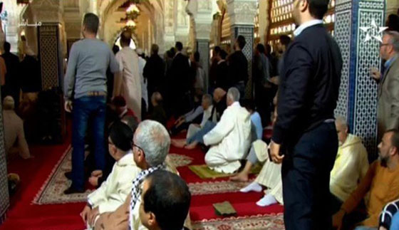  فيديو مختل عقليا يحاول قتل خطيب اشهر مسجد في الرباط وذبحه بسكين صورة رقم 4