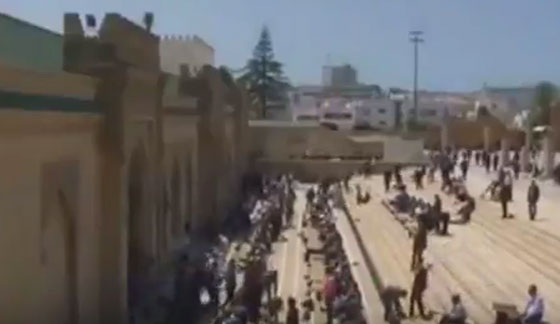  فيديو مختل عقليا يحاول قتل خطيب اشهر مسجد في الرباط وذبحه بسكين صورة رقم 5