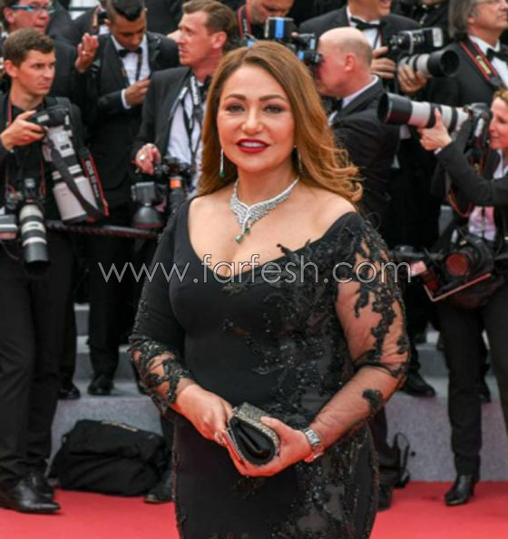 صور ليلى علوي بفستان اسود مثير مفتوح الصدر وضيق تثير الجدل صورة رقم 3