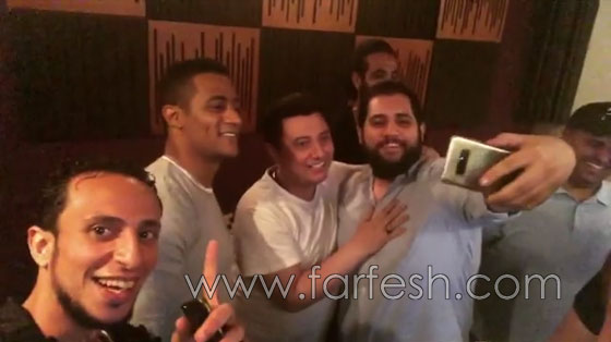 فيديو الفنان محمد رمضان يتعامل بعفوية في كواليس مسلسل ( نسر الصعيد) صورة رقم 2