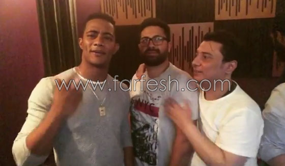 فيديو الفنان محمد رمضان يتعامل بعفوية في كواليس مسلسل ( نسر الصعيد) صورة رقم 3