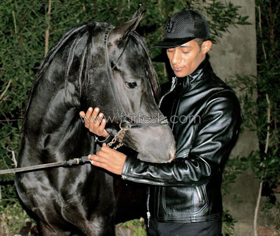 فيديو الفنان محمد رمضان يتعامل بعفوية في كواليس مسلسل ( نسر الصعيد) صورة رقم 5