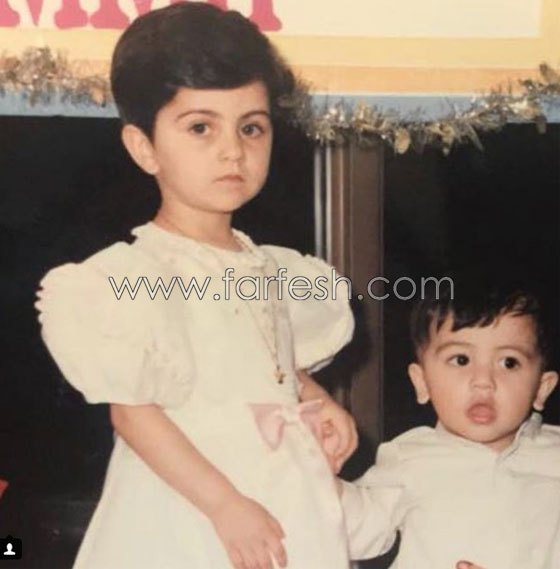صورة فنانة شهيرة في طفولتها فهل تغيرت كثيرا؟ ومن هو الصديق الواقف بجانبها؟ صورة رقم 1