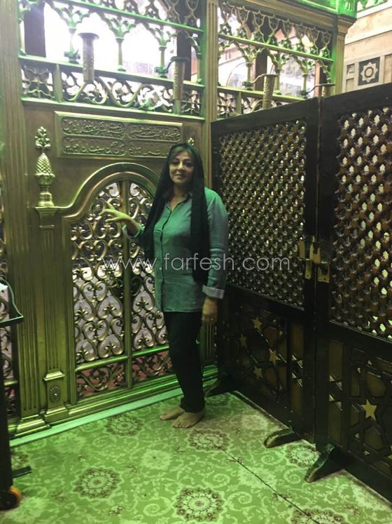 الفنانة المسيحية هالة صدقي تستقبل رمضان داخل المسجد وتؤكد وحدة المصريين صورة رقم 1
