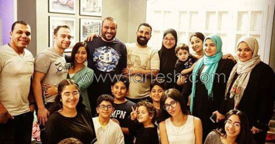 شيرين عبد الوهاب بالبيجاما في حديقة منزلها تقطف الخضار لإعداد الإفطار صورة رقم 1