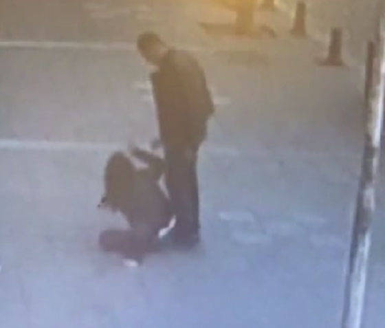 فيديو صادم.. رجل يعتدي على زوجته بالضرب بشارع في اسطنبول صورة رقم 2
