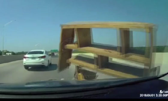 فيديو صادم: سيارة تحطم (خزانة كتب) على شارع سريع صورة رقم 2