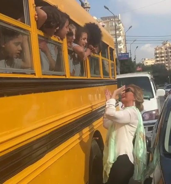 فيديو طريف: يسرا في الشارع تغني (3 دقات) مع أطفال يطلّون من الاوتوبيس صورة رقم 1