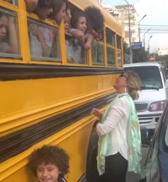 فيديو طريف: يسرا في الشارع تغني (3 دقات) مع أطفال يطلّون من الاوتوبيس صورة رقم 2