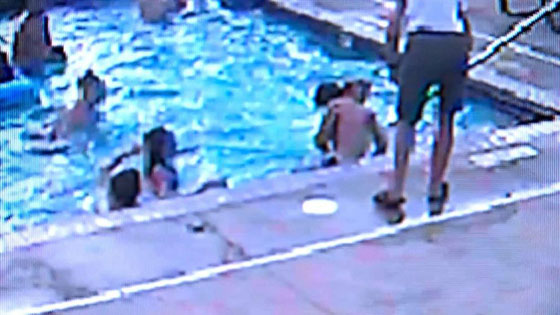 بالفيديو..مراهقة (13 عاما) تنقذ صبيا من الغرق في حوض السباحة صورة رقم 1