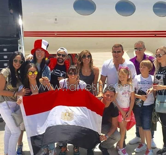 فيديو عمرو دياب يفضح نفسه ويغازل دينا الشربيني في روسيا امام ابنه صورة رقم 2