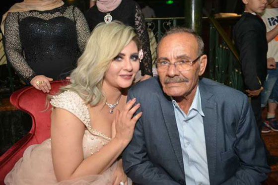  صور زفاف توفيق عكاشة وحياة الدرديري على مركب في النيل صورة رقم 7