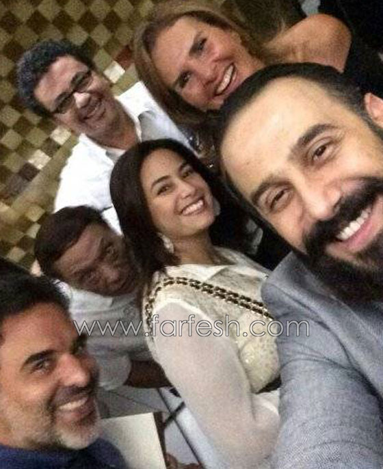 عادل امام (يحشر) نفسه كالأطفال في صورة مع قصي خولي ويسرا صورة رقم 1
