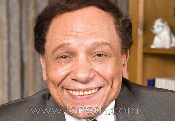 عادل امام (يحشر) نفسه كالأطفال في صورة مع قصي خولي ويسرا صورة رقم 2