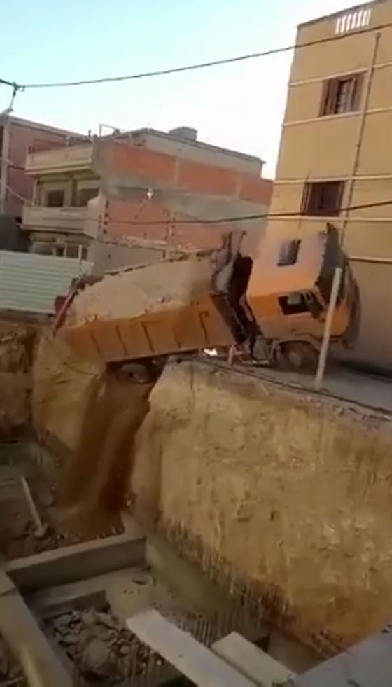 فيديو مروع.. شاهدوا أبشع حوادث زيادة حمولة الشاحنات  صورة رقم 1