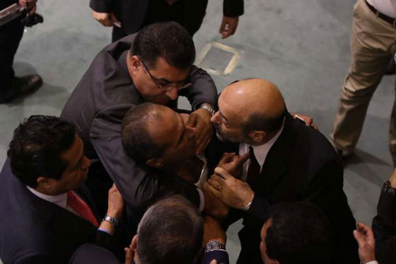 بالفيديو.. أردني يحاول القاء نفسه من شرفة مجلس النواب والرزاز يتدخل! صورة رقم 3