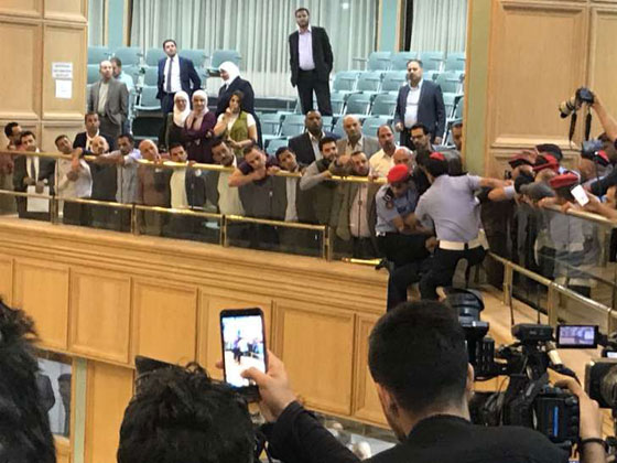 بالفيديو.. أردني يحاول القاء نفسه من شرفة مجلس النواب والرزاز يتدخل! صورة رقم 8
